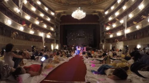 オペラ劇場で朝まで 眠りながら演奏 を聴く風変わりなコンサート